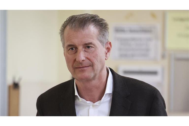 Der Vater der Kinder von Christina Block verlässt am Ende eines weiteren Verhandlungstags im Prozess wegen mutmaßlicher Kindesentführung vor dem Landgericht Hamburg den Gerichtssaal.