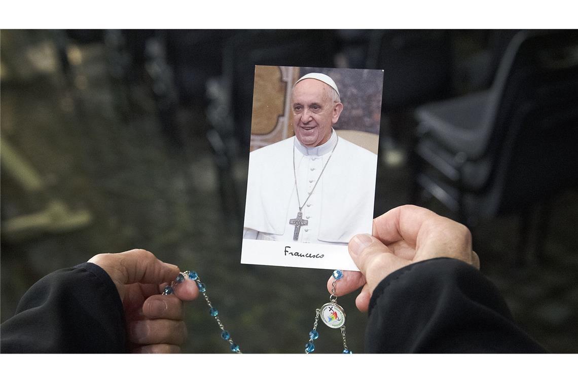Papst weiter auf dem Weg der Besserung Der Vatikan teilte am Samstagabend mit, der Gesundheitszustand des Papsts sei „stabil“.