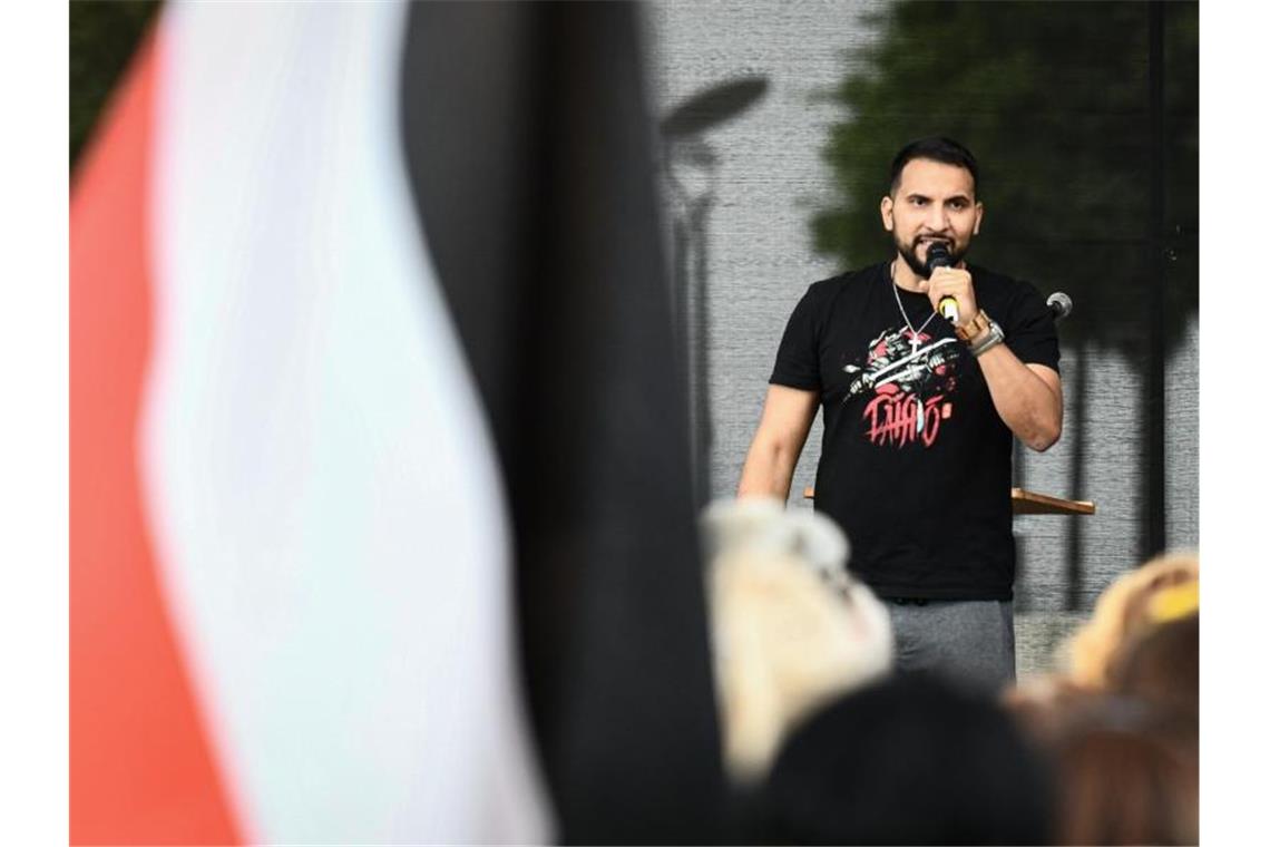 Staatsschutz durchsucht Wohnung von Attila Hildmann Der Vegan-Koch Attila Hildmann spricht bei einer Demonstration gegen die Corona-Maßnahmen vor dem Reichstag. (Archichbild). Foto: Fabian Sommer/dpa