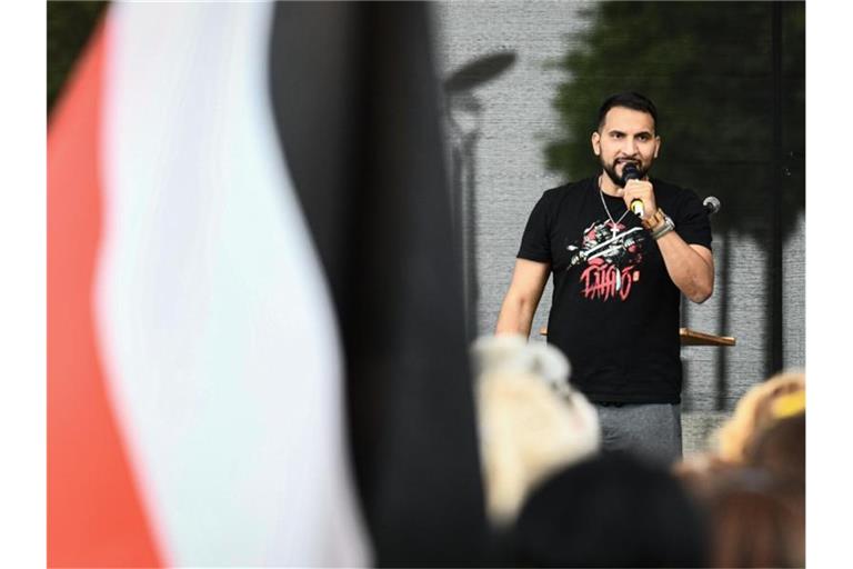 Der Vegan-Koch Attila Hildmann spricht bei einer Demonstration gegen die Corona-Maßnahmen vor dem Reichstag. (Archichbild). Foto: Fabian Sommer/dpa