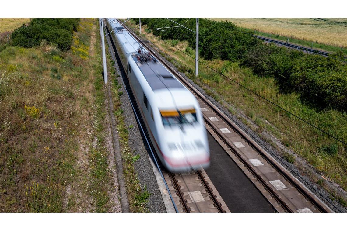 Testzug fährt Tempo 405 zwischen Erfurt und Leipzig Der "Velaro Novo" erreichte auf der Teststrecke Geschwindigkeiten von rund 405 Kilometern pro Stunde.