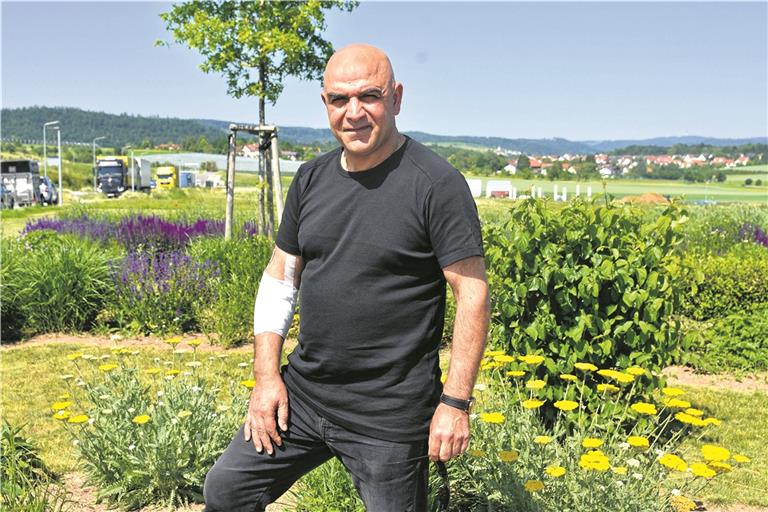 Der Verband am rechten Arm zeugt noch von den Bisswunden, die Bahman Farhadi von einem betrunkenen Angreifer zugefügt wurden. Foto: T. Sellmaier