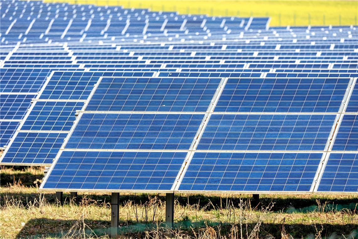 Freiflächenfotovoltaik rund um Backnang: Auf den Wind folgt die Sonne Der Verband Region Stuttgart beschäftigt sich mit Standorten für Fotovoltaikanlagen auf freier Fläche. Symbolbild: Adobe Stock/Ardan Fuessmann