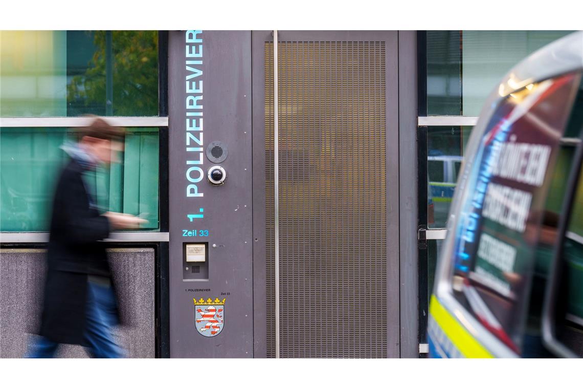 Gewalt bei Festnahmen - Ermittlungen gegen Polizisten Der Verdacht gefährde das Ansehen der Polizei, sagt der Frankfurter Polizeipräsident.