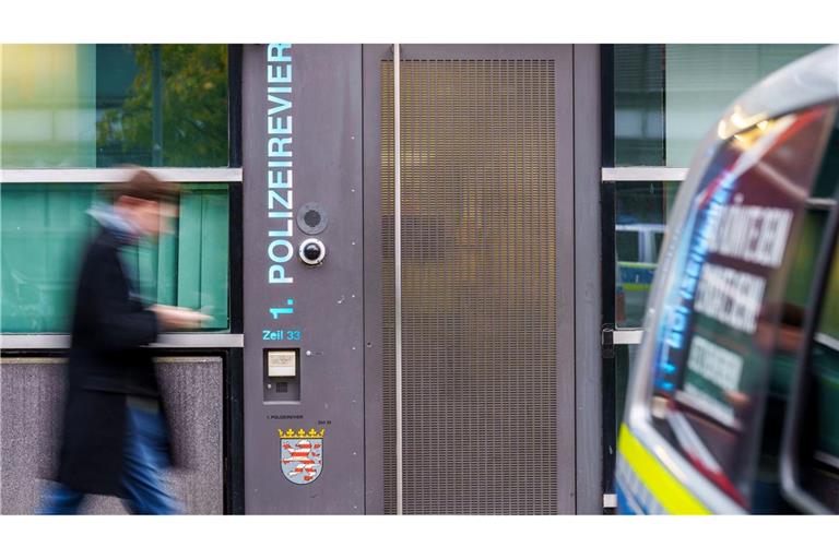 Der Verdacht gefährde das Ansehen der Polizei, sagt der Frankfurter Polizeipräsident.