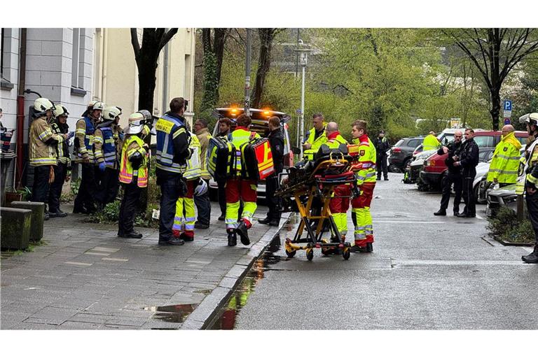 Der Verdächtige hat laut Polizei eine Frau und zwei Kinder verletzt, eines davon ist daraufhin verstorben.