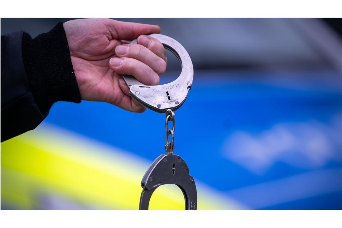 Mann will mutmaßlich Ex-Freundin überfahren - U-Haft Der Verdächtige sitzt mittlerweile in U-Haft. (Symbolbild)