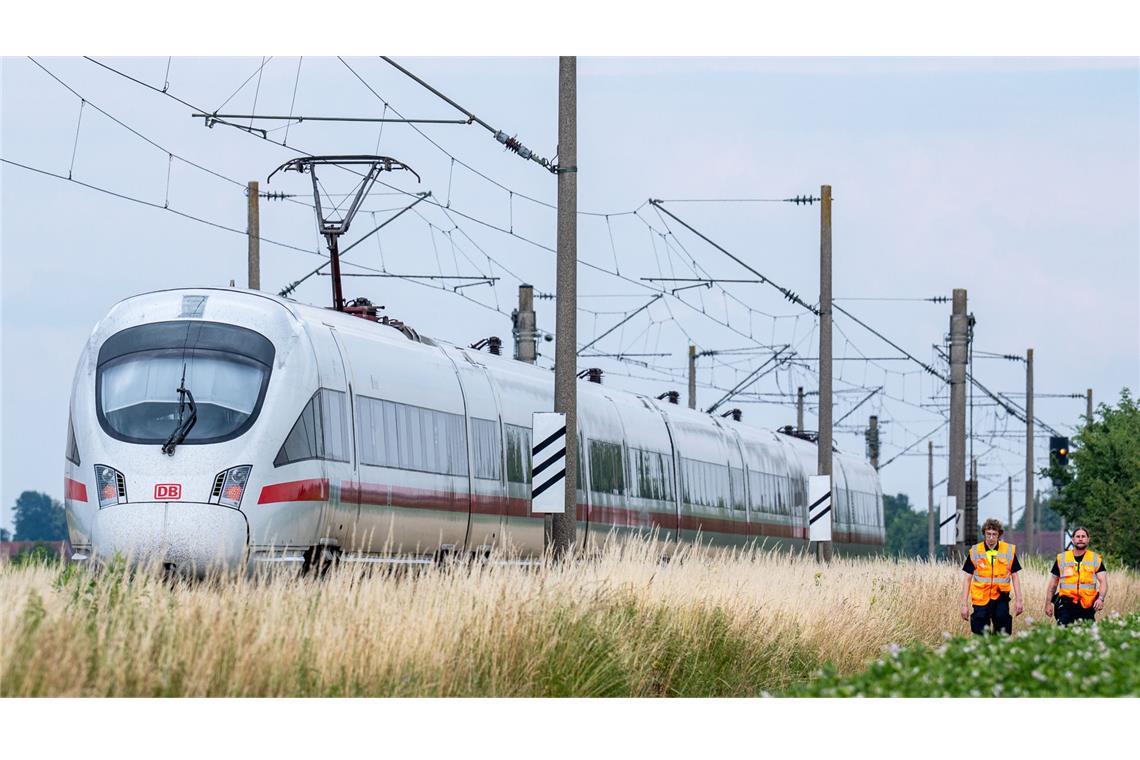 Haftbefehl gegen mutmaßlichen ICE-Angreifer erlassen Der Verdächtige soll in einem ICE bei Straßkirchen in Niederbayern mehrere Menschen angegriffen haben.