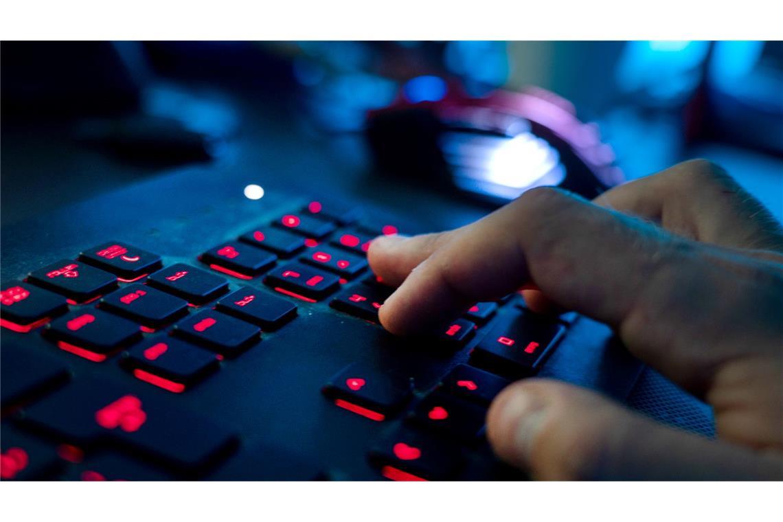 Der Verdächtige soll in mindestens elf Fällen online Kontakt zu potenziellen Opfern gesucht haben. (Symbolbild)