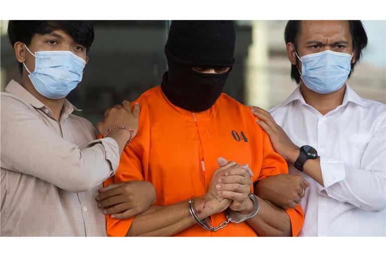 Der Verdächtige wurde nach seiner Festnahme im Mai in einem orangen Sträflingsanzug der Presse vorgeführt.