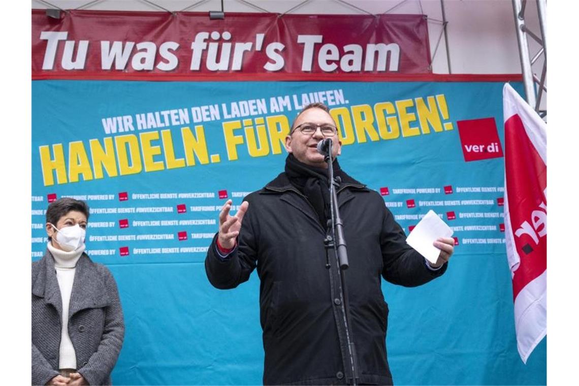 Verdi: Tarif-Einigung für Länder-Beschäftigte offen Der Verdi-Vorsitzende Frank Werneke spricht bei einer Kundgebung in Potsdam. Foto: Christophe Gateau/dpa