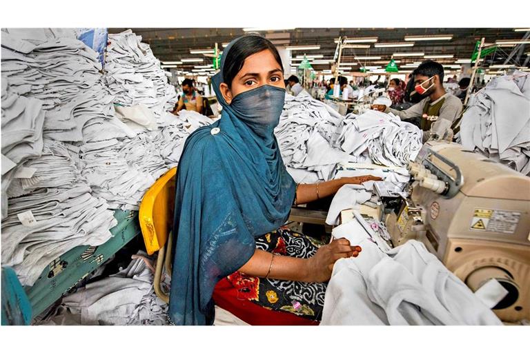 Der Verdienst vieler Textilarbeiterinnen in Bangladesh reicht gerade mal für ein Leben in Slums.