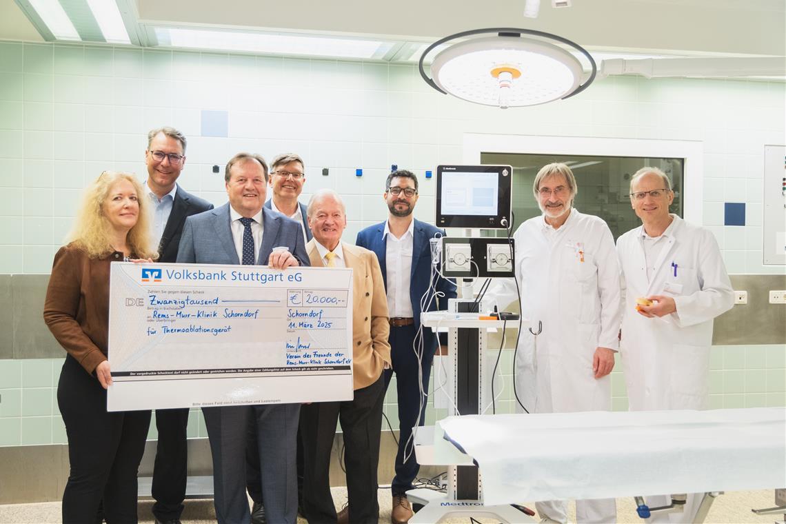 Neue Technik zerstört Tumorzellen im Skelett Der Verein der Freunde der Rems-Murr-Klinik Schorndorf unterstützt das Klinik-Team mit neuer Technologie (von links): Silke Palmer, Richard Sigel, Dieter Retter, Rainer Pfrommer, Wolfgang Weigold, Giancarlo Cannavò, Jürgen Nothwang und Frank Balz. Foto: Bebop Media