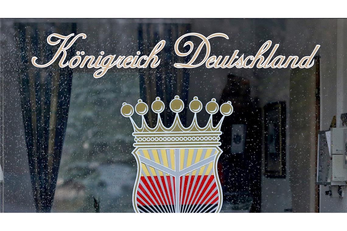 Was ist das "Königreich Deutschland"? Der Verein "Königreich Deutschland" gilt als mitgliederstärkste Reichsbürger-Gruppe.