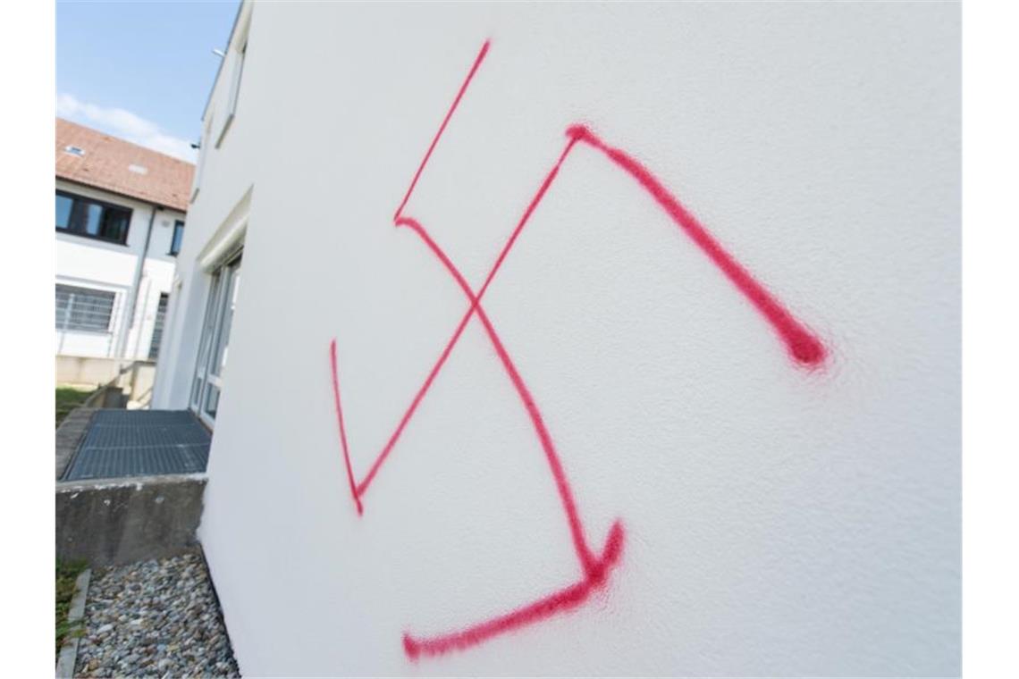 Mehr gewaltbereite Extremisten - „Reichsbürger“-Szene wächst Der Verfassungsschutzbericht für 2020 zeigt: Die Zahl der Rechtsextremisten in Deutschland ist angestiegen. Foto: Wolfram Kastl/dpa