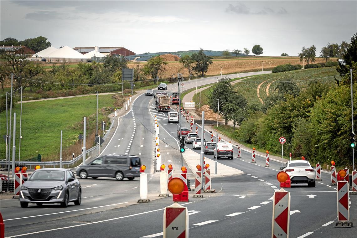 Der Verkehr an der Krähenbachkreuzung läuft nach den Ausbauarbeiten jetzt wieder problemlos. Foto: Alexander Becher
