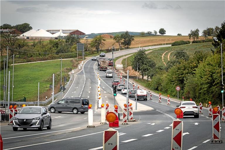 Der Verkehr an der Krähenbachkreuzung läuft nach den Ausbauarbeiten jetzt wieder problemlos. Foto: Alexander Becher