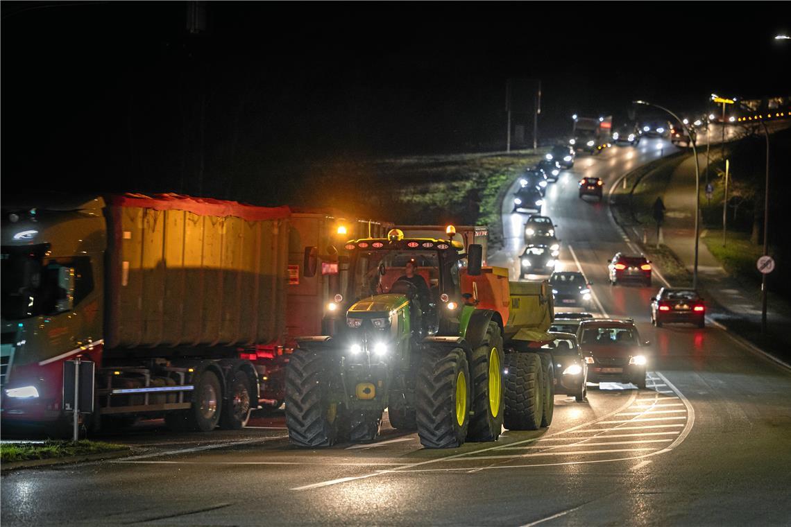 Traktoren behindern rund um Backnang den Verkehr massiv Der Verkehr auf dem Autobahnzubringer rollt nur ganz langsam. Foto: Alexander Becher