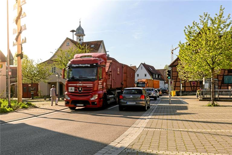 Der Verkehr der B14 wird über Heiningen umgeleitet. Hier gibt es mehrere Engstellen bei der Ortsdurchfahrt, an denen die Lkw kaum aneinander vorbeikommen. Fotos: Alexander Becher