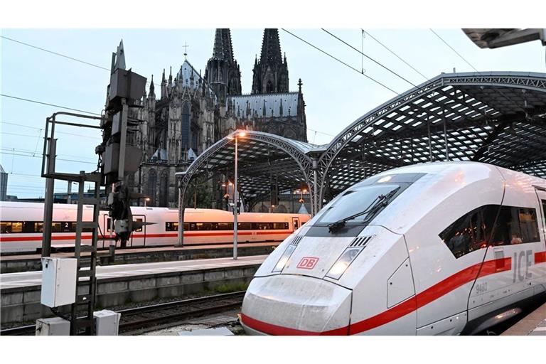 Der Verkehr der Deutschen Bahn ist wegen einer Funkstörung bundesweit eingestellt (Symbolfoto).