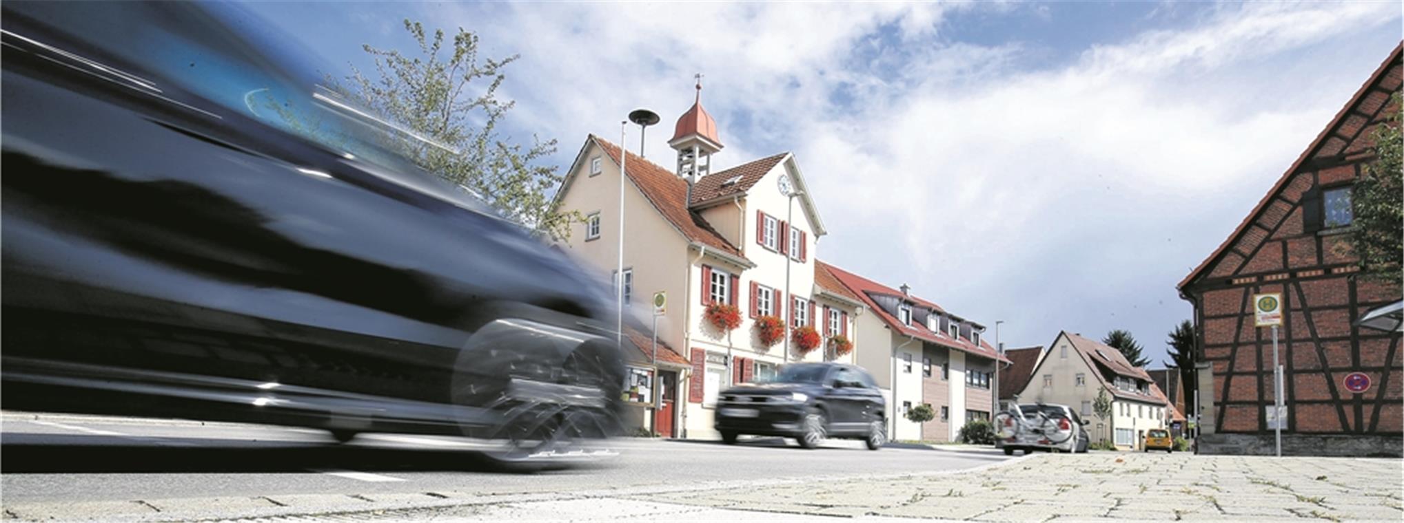 Der Verkehr in den südlichen Stadtteilen hat auch tagsüber deutlich zugenommen. Die offizielle Umleitungsstrecke über die Heinrich-Hertz-Straße ist vielen Autofahrern zu lang. Foto: A. Becher