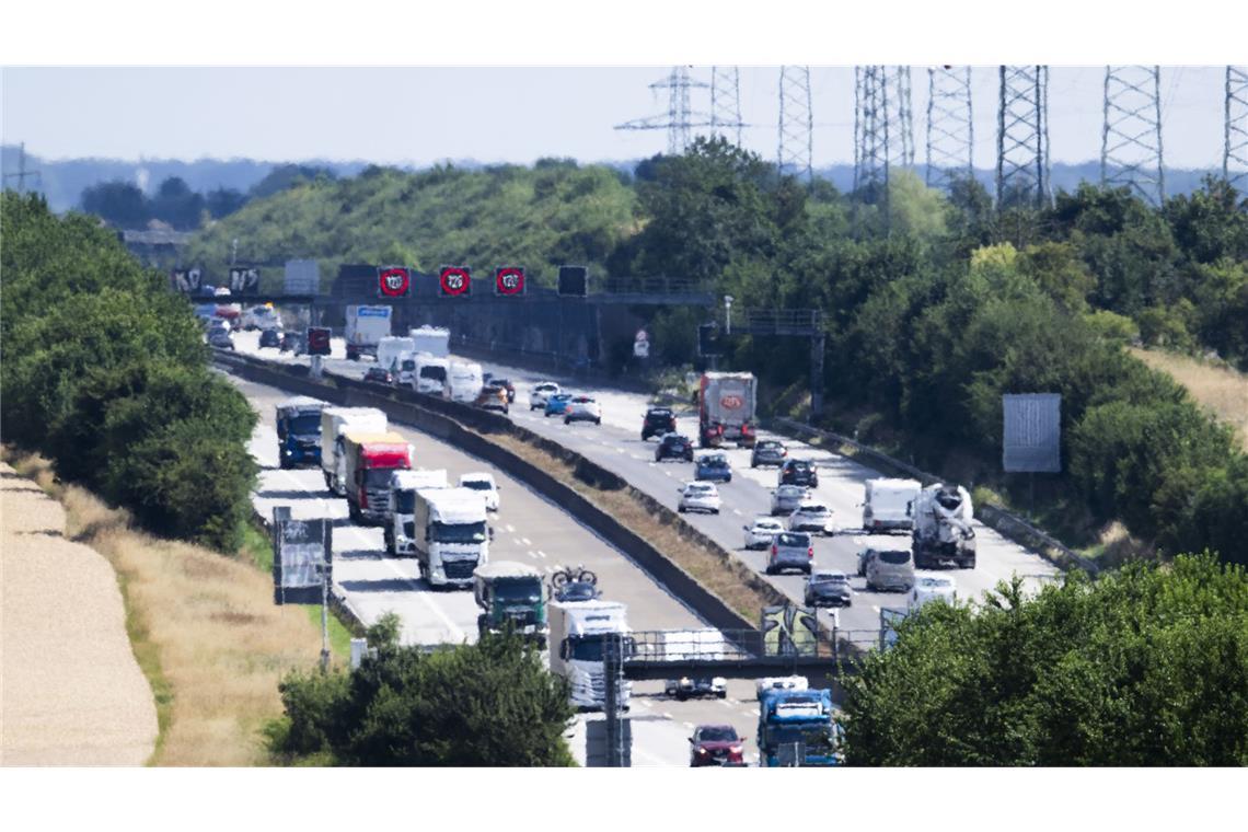 Hitzeschäden auf A5 behindern Verkehr Der Verkehr ist beeinträchtigt.
