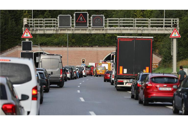 Der Verkehr kann mittlerweile teilweise an der Unfallstelle vorbei geleitet werden. (Symbolfoto)