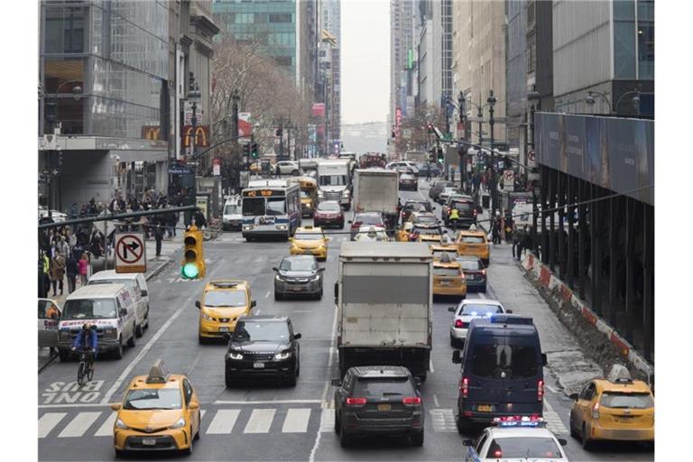 Der Verkehr staut sich auf der 42nd Street in New York. Gesetze für eine umweltfreundlichere Taxiflotte in New York haben tatsächlich zu einer besseren Luft geführt. Foto: Mary Altaffer/AP