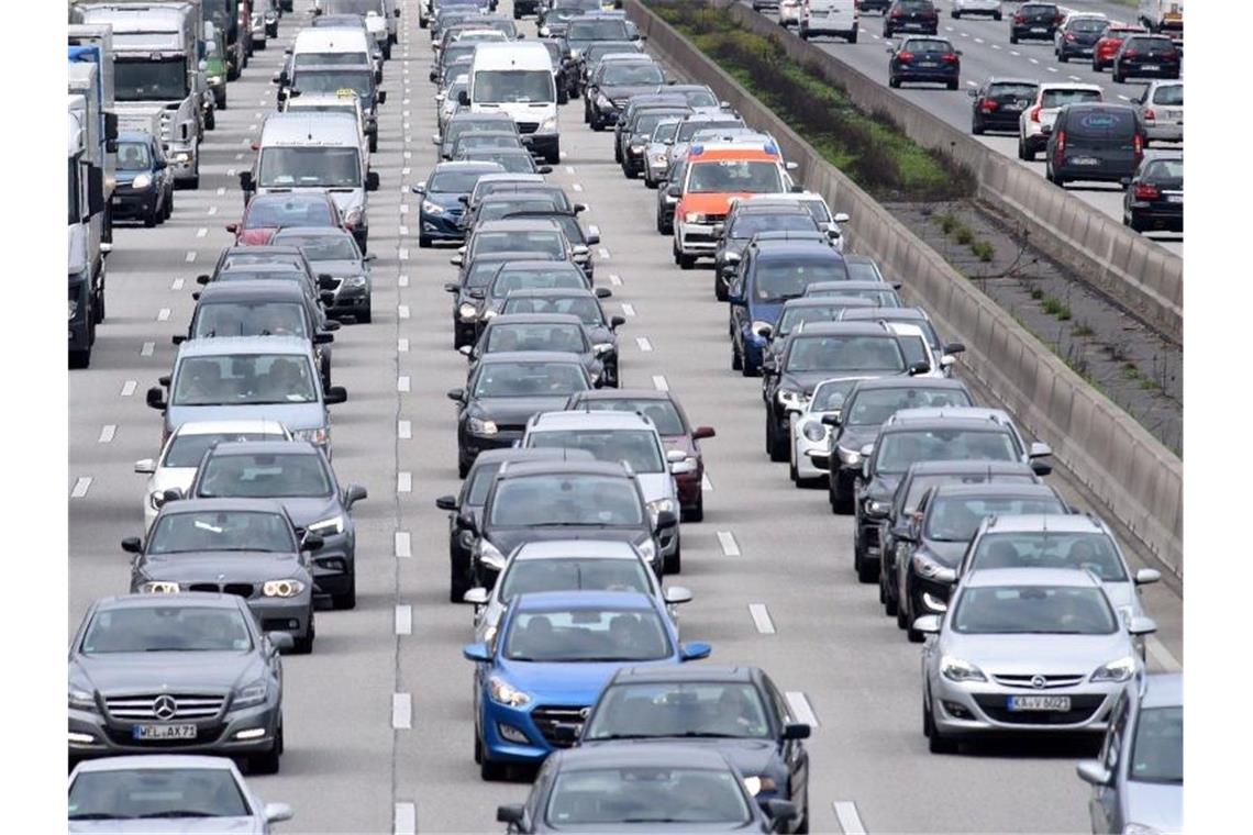 Der Verkehr staut sich auf der Autobahn A5 in südlicher Richtung in der Nähe des Darmstädter Kreuzes. Trotz Umweltdebatte gibt es immer mehr Fahrzeuge auf den Straßen. Foto: Jürgen Mahnke/dpa