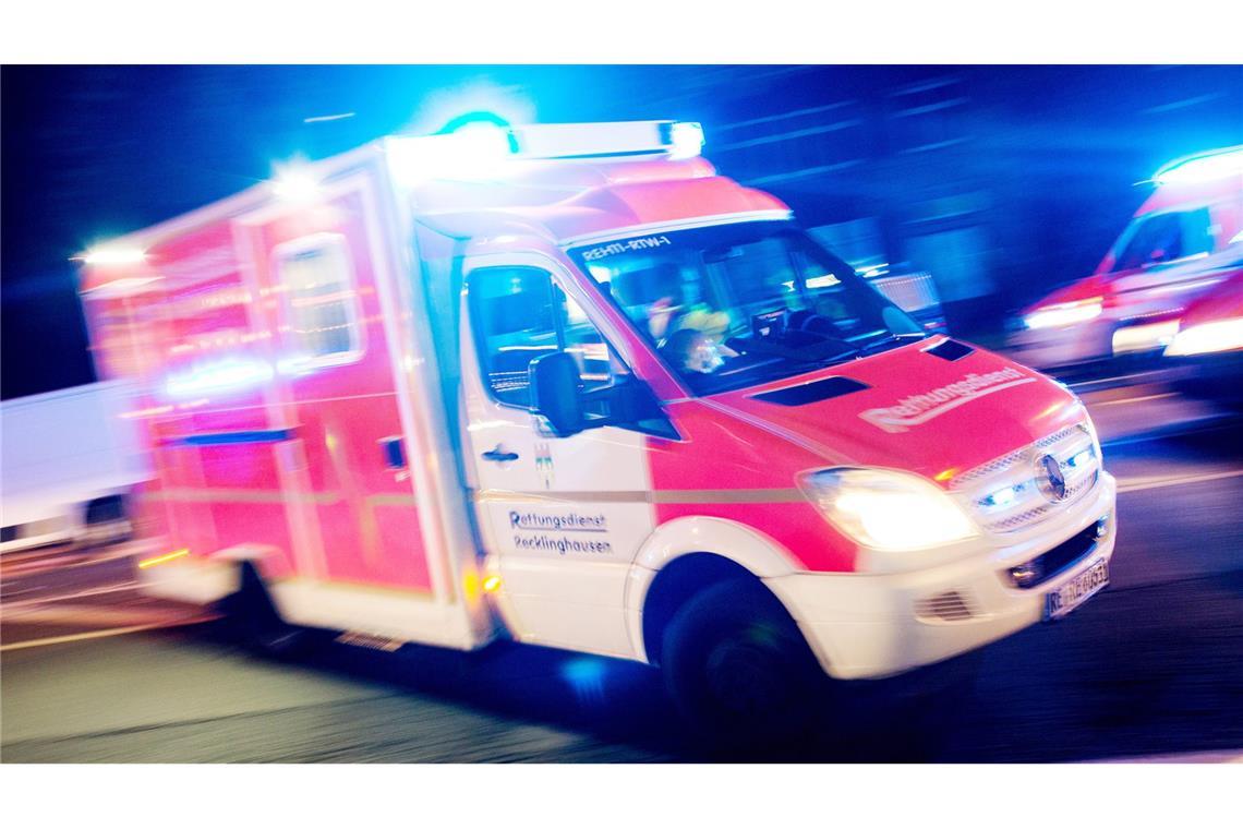 Mann bei Arbeitsunfall teils verschüttet und schwer verletzt Der Verletzt kam nach dem Unfall in eine Klinik. (Symbolbild)