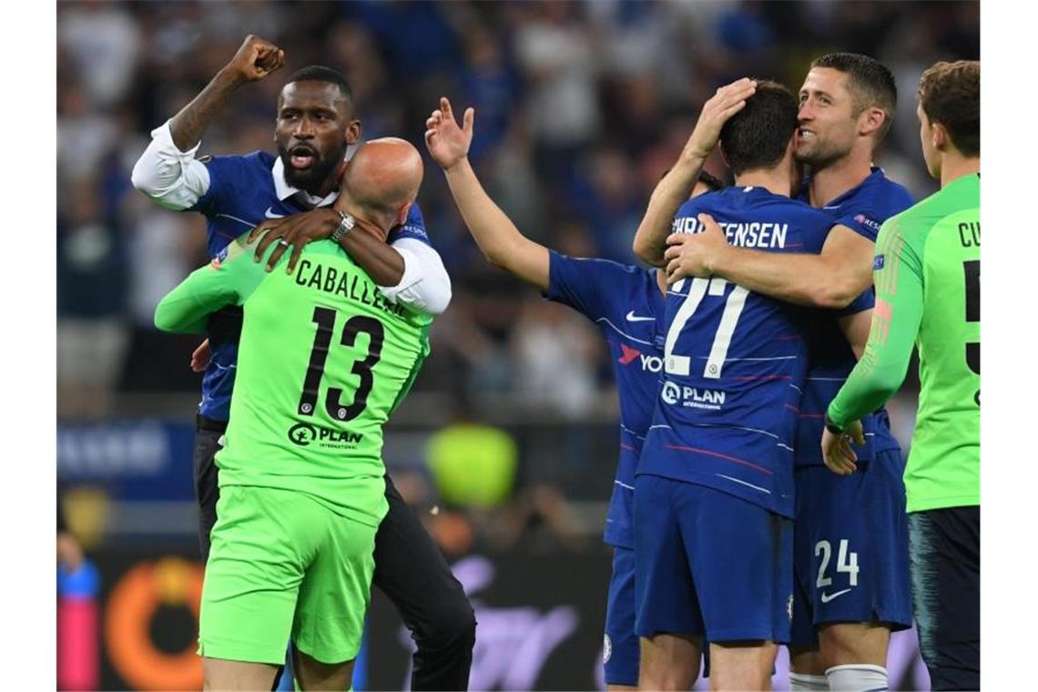 Titeltraum für Özil und Co. geplatzt - Chelsea feiert Der verletzte Antonio Rüdiger (l) feiert mit seinen Chelsea-Teamkollegen den Sieg. Foto: Arne Dedert