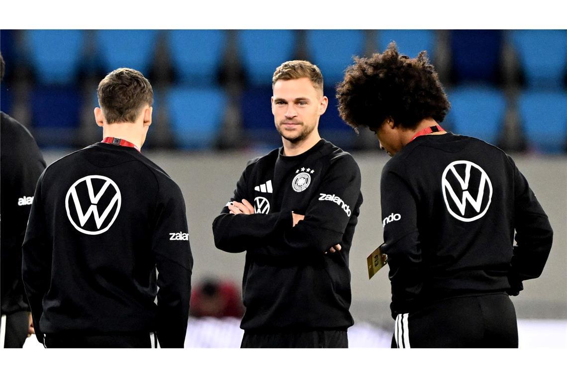 Der verletzte Kapitän Joshua Kimmich steht auf dem Rasen des Stadions in Luxemburg.