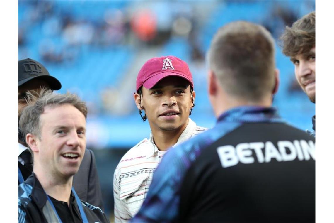 Der verletzte Leroy Sané schaute bei seinem Team vorbei. Foto: Martin Rickett/PA Wire