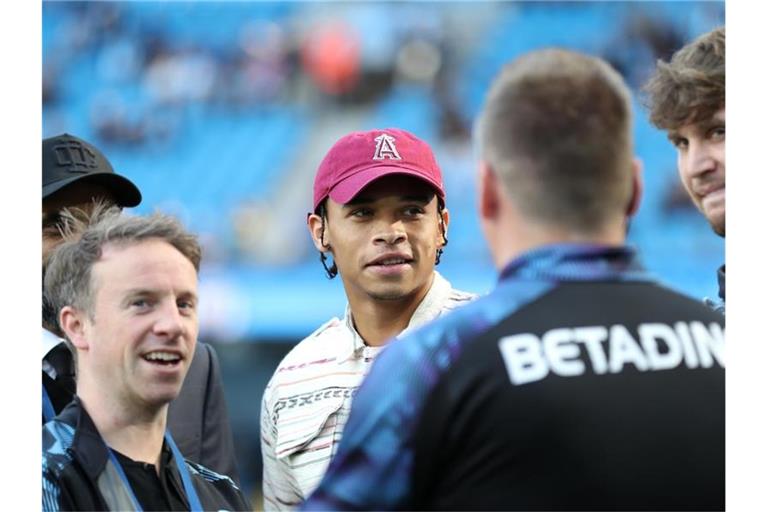 Der verletzte Leroy Sané schaute bei seinem Team vorbei. Foto: Martin Rickett/PA Wire