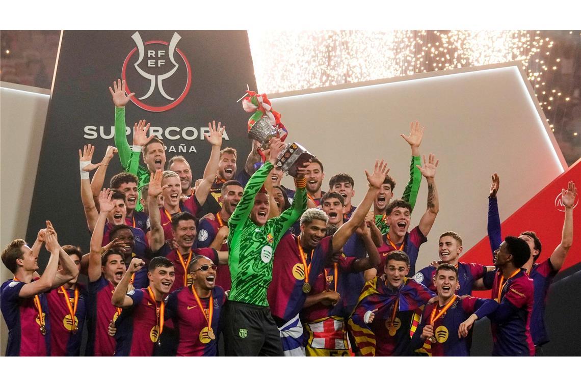 Ter Stegen jubelt mit: Erster Barça-Titel unter Flick Der verletzte Marc-André ter Stegen durfte den Pokal entgegen nehmen.