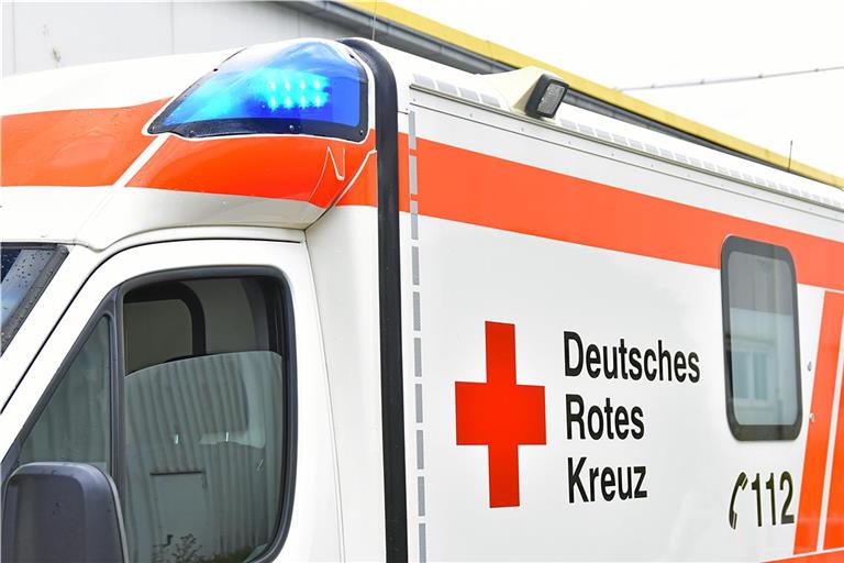 Der Verletzte musste in ein Krankenhaus gebracht werden. Symbolfoto: Tobias Sellmaier