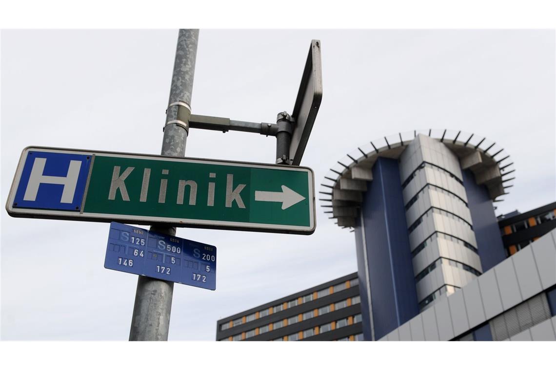 50-Jähriger rutscht Kopf voraus – Verdacht auf Lähmung bei Deutschem Der Verletzte wurde mit Verdacht auf eine inkomplette Querschnittslähmung mit einem Hubschrauber in eine Klinik nach Innsbruck geflogen. (Symbolbild)