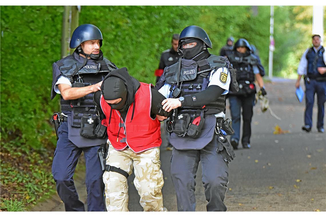 Der vermummte Täter wird am Ende verhaftet und abgeführt. 
