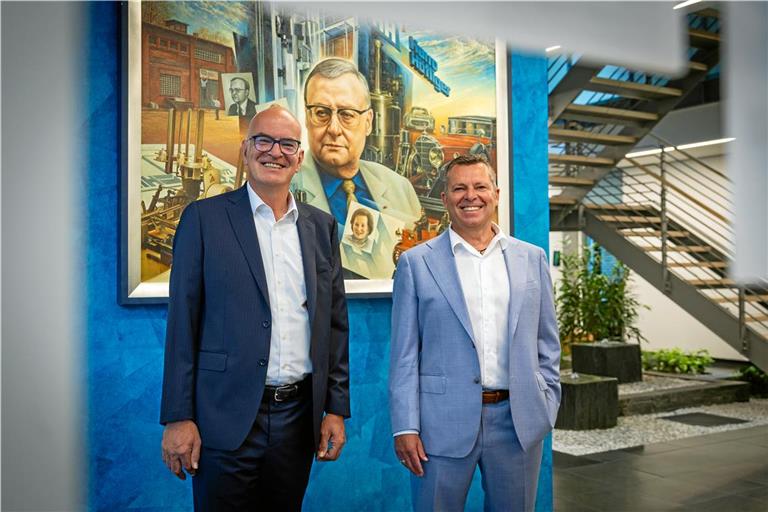 Der verstorbene Firmengründer Harro Höfliger blickt vom Gemälde auf seine Nachfolger: Stiefsohn Markus (links) leitet den Aufsichtsrat, Thomas Weller die Geschäftsführung.