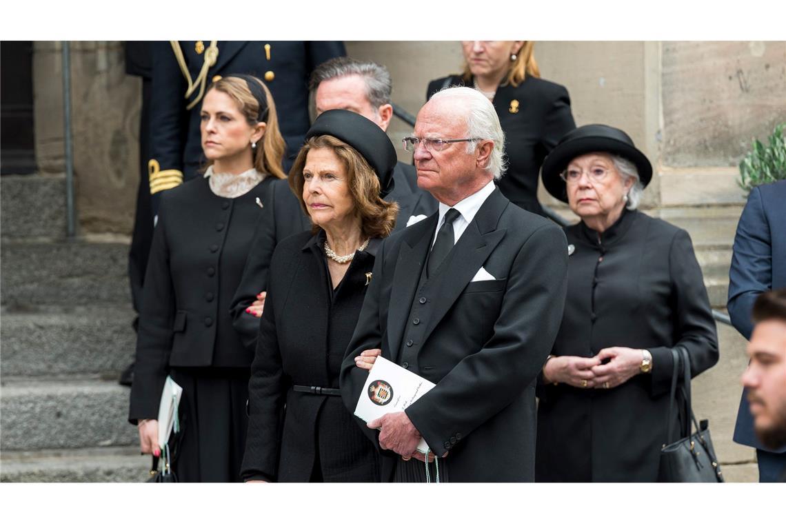 Schwedisches Königspaar nimmt Abschied von Prinz Andreas Der Verstorbene war der Cousin von König Carl Gustaf.