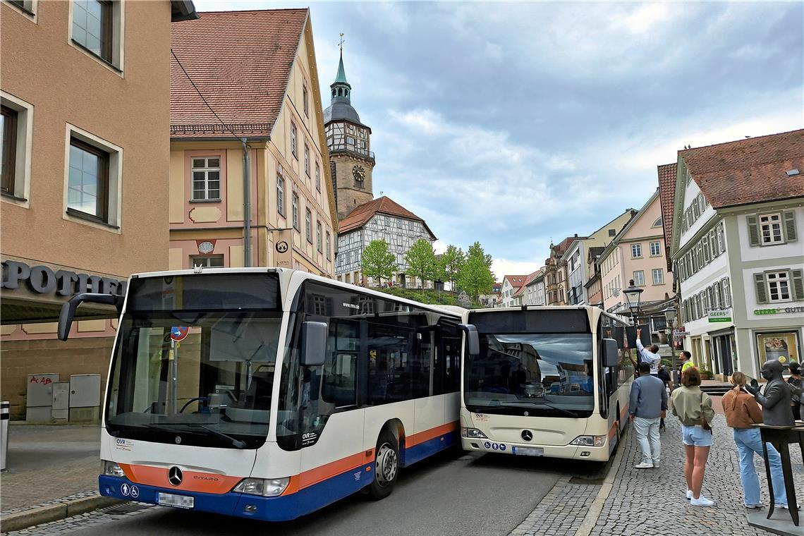 Busse verstopfen kurzzeitig Marktstraße in Backnang Der Versuch eines Busfahrers, sich vorbeizuzwängen, scheiterte. Foto: privat