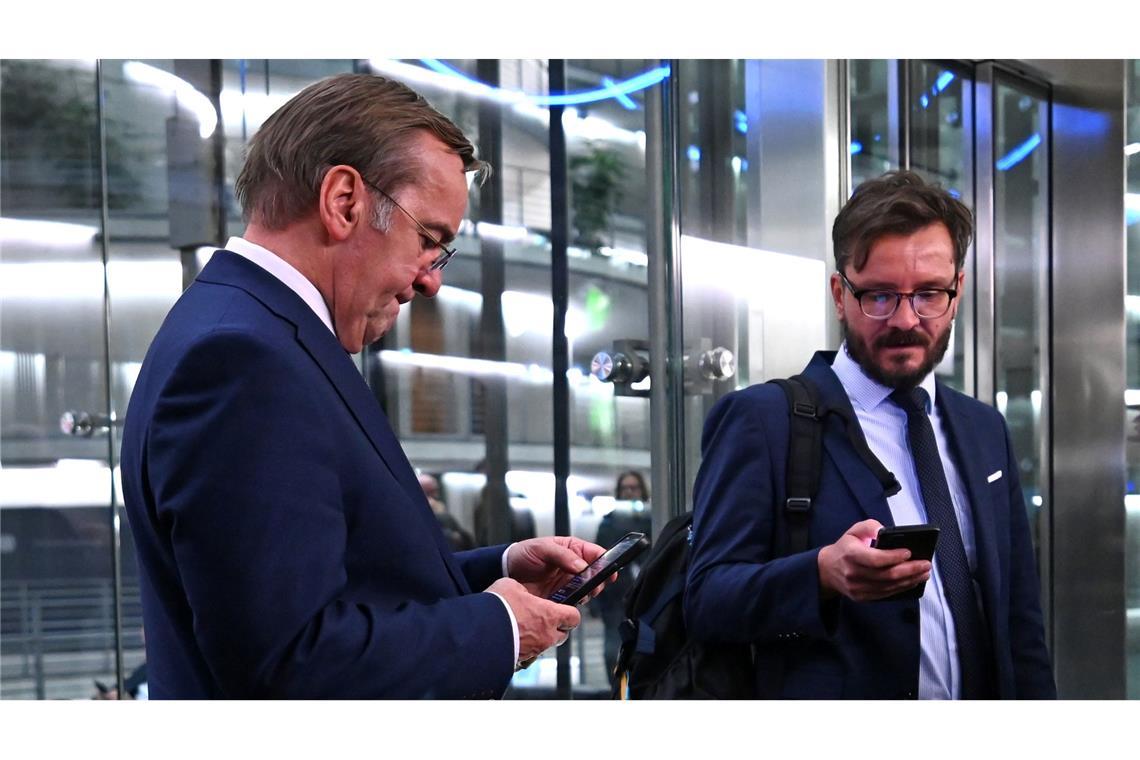 Der Verteidigungsminister musste lange warten.