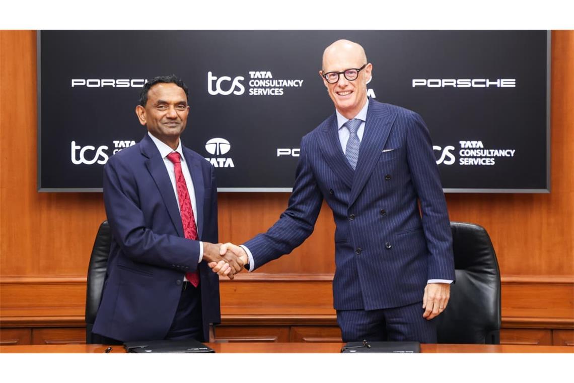 Der Vertrag ist unterzeichnet: K. Krithivasan (links), CEO und Managing Director von Tata Consultancy Services, und Porsche-Chef Michael Leiters geben sich die Hand.