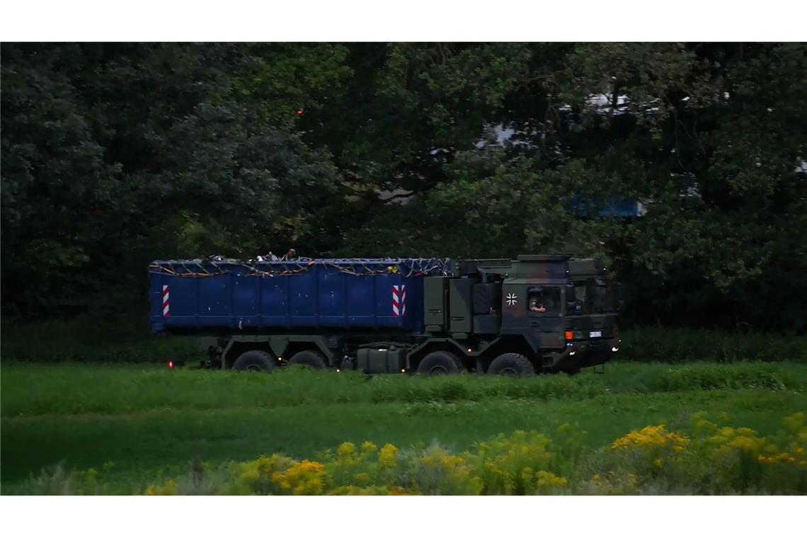 Dritter Insasse nach Helikopter-Absturz tot geborgen Der verunglückte Hubschrauber wird abtransportiert. (Archivbild)