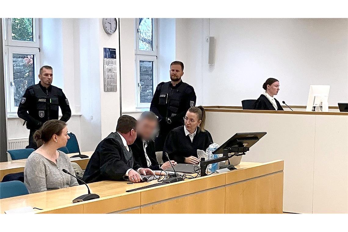 Missbrauch an Schülerin: Mehr als fünf Jahre Haft für Lehrer Der verurteilte Lehrer hat sich bei seiner früheren Schülerin für den sexuellen Missbrauch entschuldigt. (Archivbild)