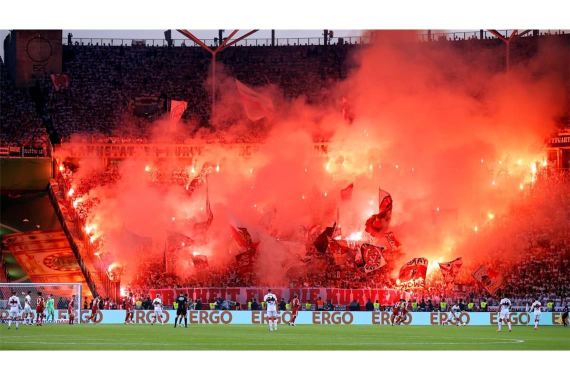 Der VfB-Block zu Beginn der zweiten Hälfte während des Pokal-Endspiels im Mai