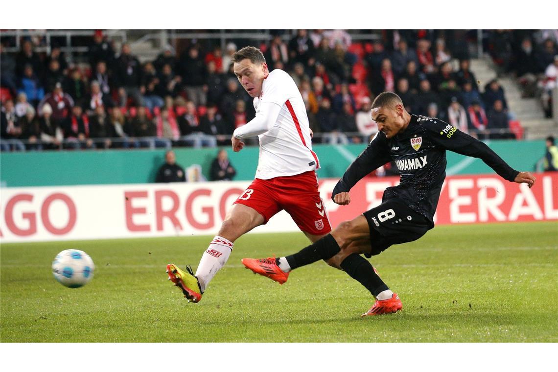 „Stenzel gefällt mir heute“ Der VfB erwischte einen Traumstart – und ging bereits in der zehnten Minute durch Enzo Millot in Führung. Der Franzose dribbelte nach einem Zuspiel von Nick Woltemade in Strafraum zwei Gegenspieler aus und schloss aus 13 Metern gekonnt ins untere rechte Eck ab.