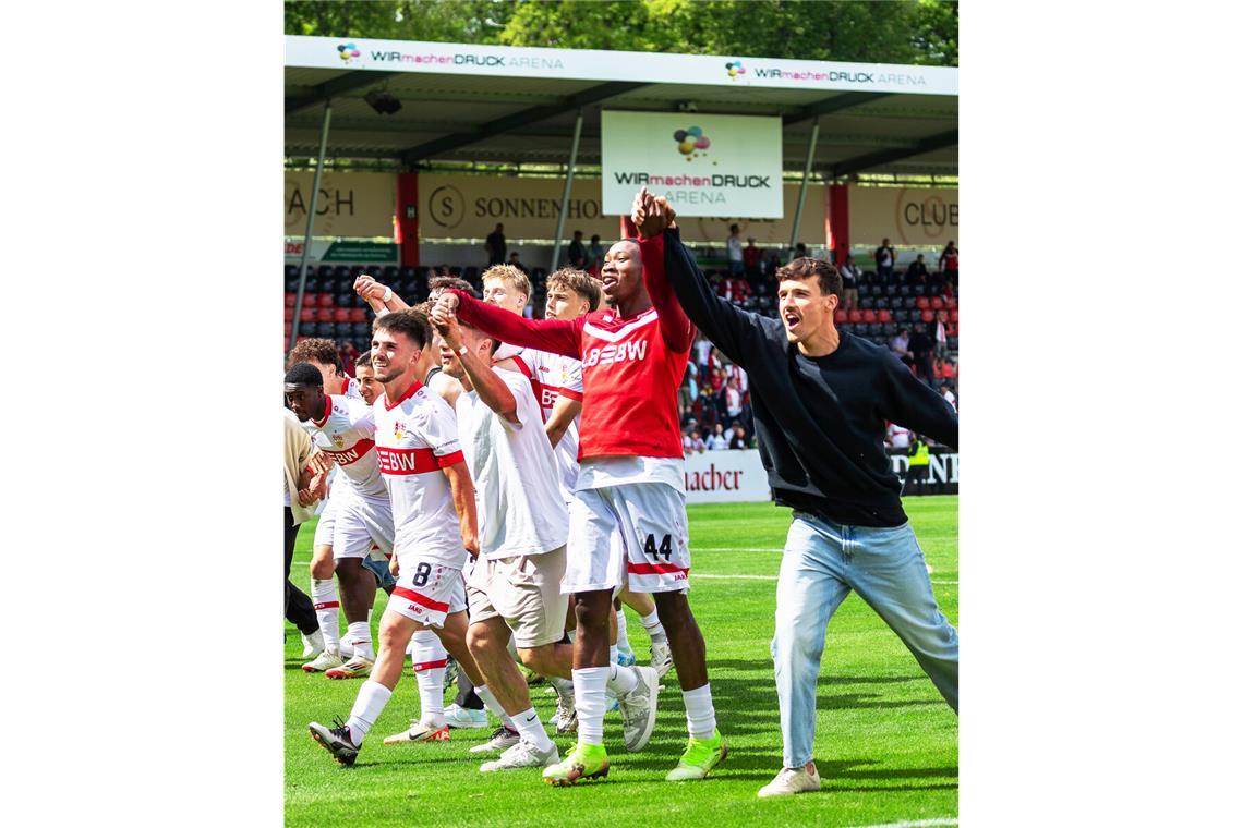 Die U 21 des VfB Stuttgart behält die Nerven Der VfB II bejubelt am Ende den Klassenverbleib.