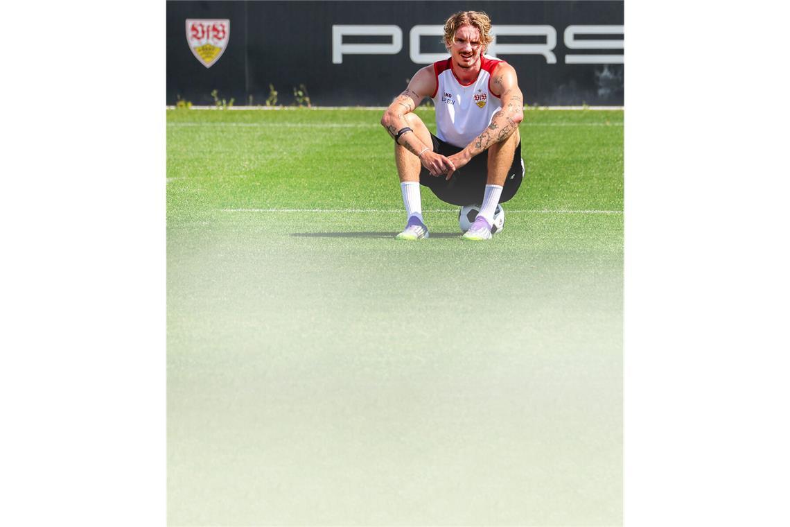 Der VfB-Stürmer Nick Woltemade kann kaum glauben, was sich im Wechseltheater mit den Bayern abspielt.