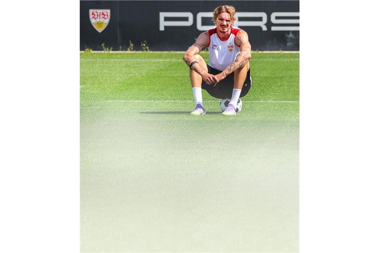 Der VfB-Stürmer Nick Woltemade kann kaum glauben, was sich im Wechseltheater mit den Bayern abspielt.